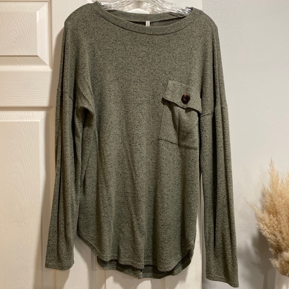 Green button pocket top